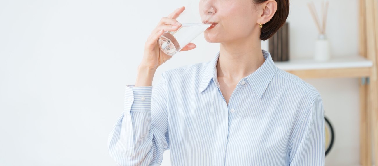 【4か月で自然に痩せる！】ダイエット中、水を飲むと太る？ 痩せる？ 正解は？