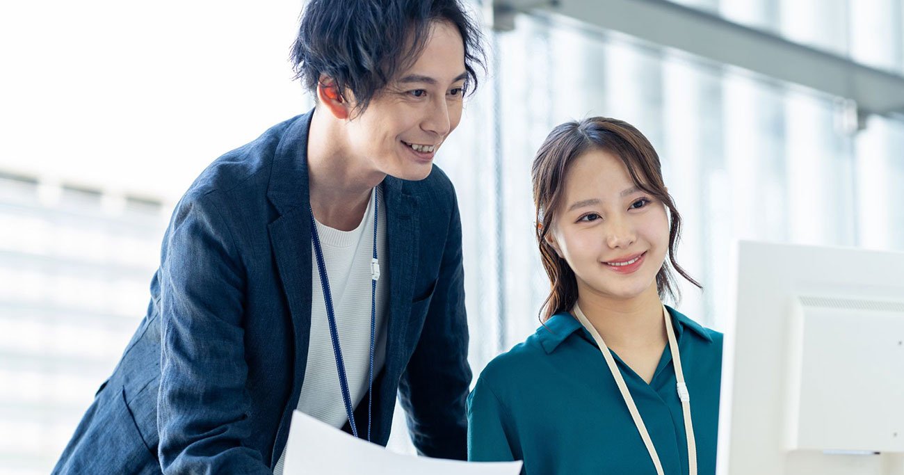 仕事をする男女