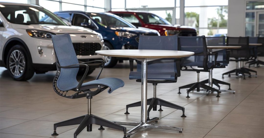 コロナ禍の影響もあり、自動車販売が大きく様変わり。営業スタッフは売り場にいる時間を減らし、オンラインで接客する時間を増やしている