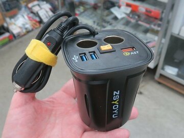 シガーソケット出力や急速充電も可能なドリンクホルダーに固定する充電器