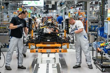 VW「打倒テスラ」の取り組み、なぜつまずいたのか