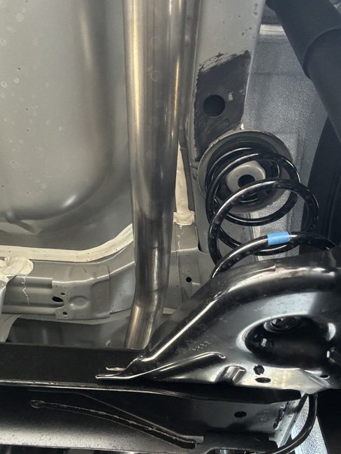 リアサス部分。リアのバネがしっかり仕事をする。小さな段差の角をここで丸めて、後席にドンと来る突き上げを減らしている　Photo by F.Y.