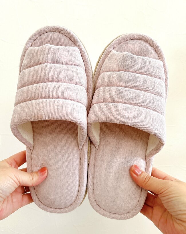 もう普通のスリッパに戻れない…！カインズの“リピ買い続出スリッパ”が買って大正解だった！「ずぼらな私に最適です！」「家族の分も購入」