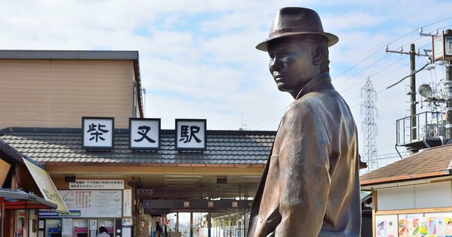 柴又駅前に建てられた寅さん像