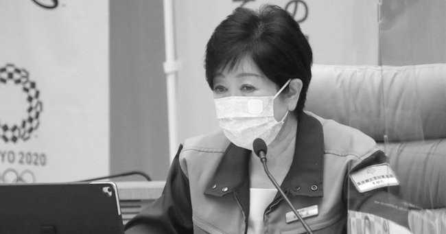 6月22日午後、新型コロナウイルスワクチンに関する東京都主催の会議で発言する東京都知事の小池百合子。この日の夜、過度の疲労で静養することが発表され、小池は都内の病院に入院した