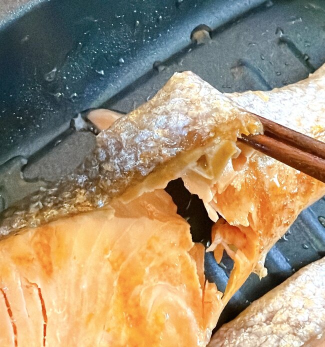 「買って大正解です」「最高に美味しい」カインズの“天才プレート”レンジで魚が焼けて万能すぎる…！「焼き魚の匂いが軽減！」