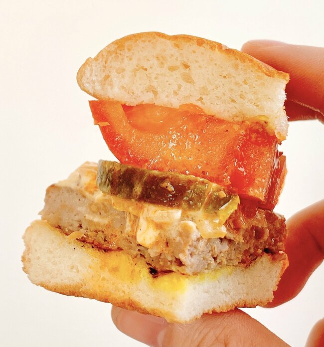 「美味しすぎて震えてる」「この世で一番うまい」モスバーガーの“隠れた名品メニュー”完成度が高すぎる…！「ふたつ食いたい」