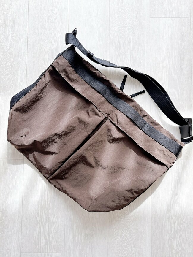 「毎日使っちゃう」「2色買いしました」ユニクロの“大容量ショルダーバッグ”が使い勝手バツグン！「肩にかけているのを忘れるぐらい軽快です」《購入レビュー》