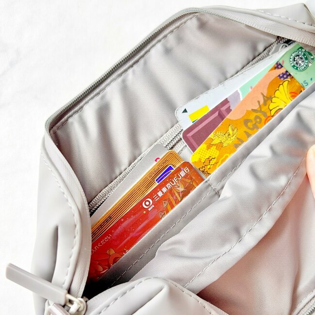 もうミニ財布はこれでいいじゃん！ダイソーの“小銭が入るカードケース”パカッと開いて使いやすい！「これで220円は安すぎる」「コンパクト財布の最適解きてた」