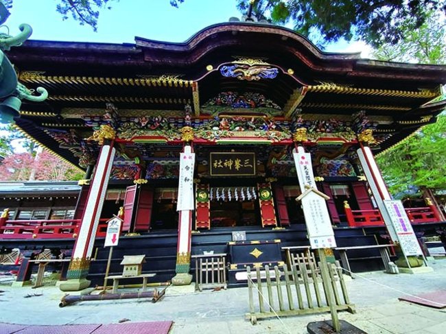関東屈指の古社「三峯神社」。極彩色の拝殿が華麗です