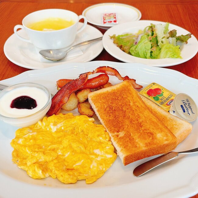 「朝からお腹いっぱい」「最高でした」ロイヤルホストの“盛りだくさんモーニング”スープとデザートも付いて豪華すぎる！「ホテルの朝食みたいで好き」