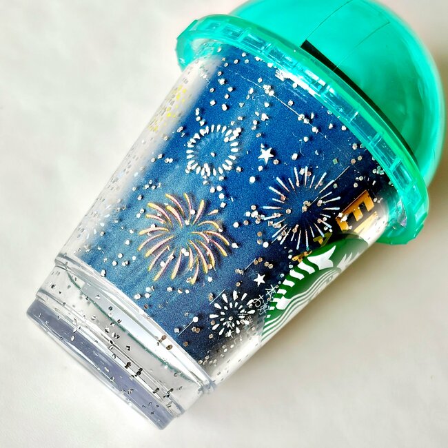 【スタバ】「つい買っちゃった」「花火柄かわいい」夏限定の“夜空みたいなミニカップ＆ポーチ”ドリンク券付きで嬉しすぎる！《購入レビュー》