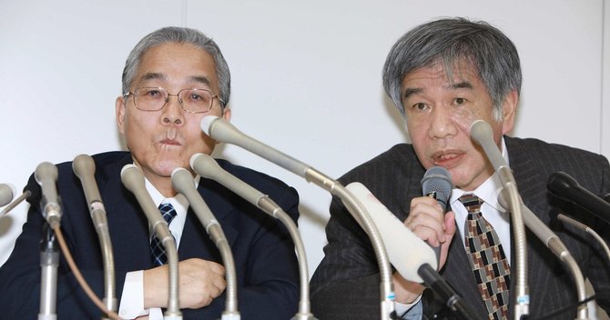 記者会見で質問に答えるエルピーダメモリの白井康雄最高財務責任者と坂本幸雄社長