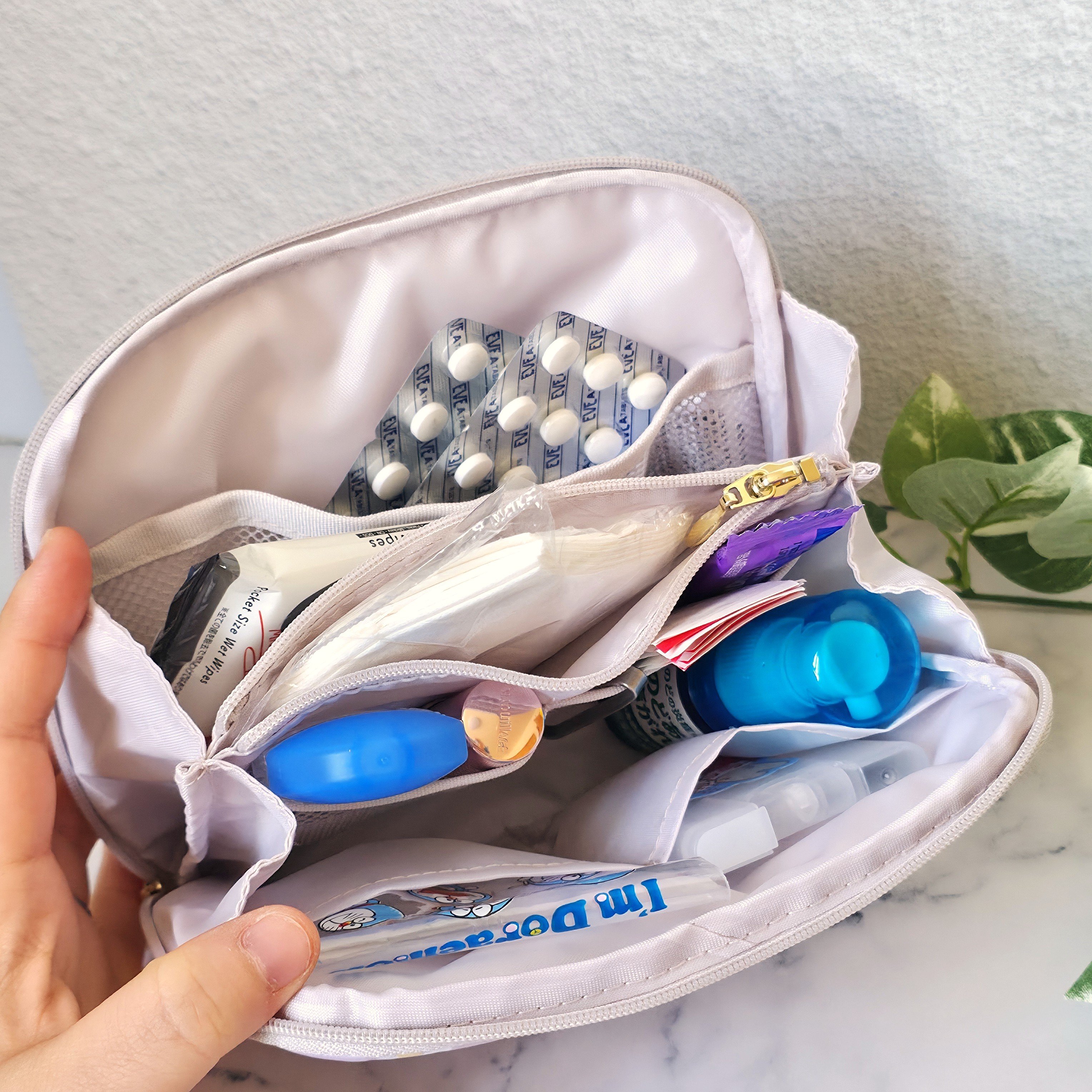 お薬や手帳がまるっと入る…！アフタヌーンティー“仕切り付きポーチ”小物がスッキリまとめられて嬉しい！