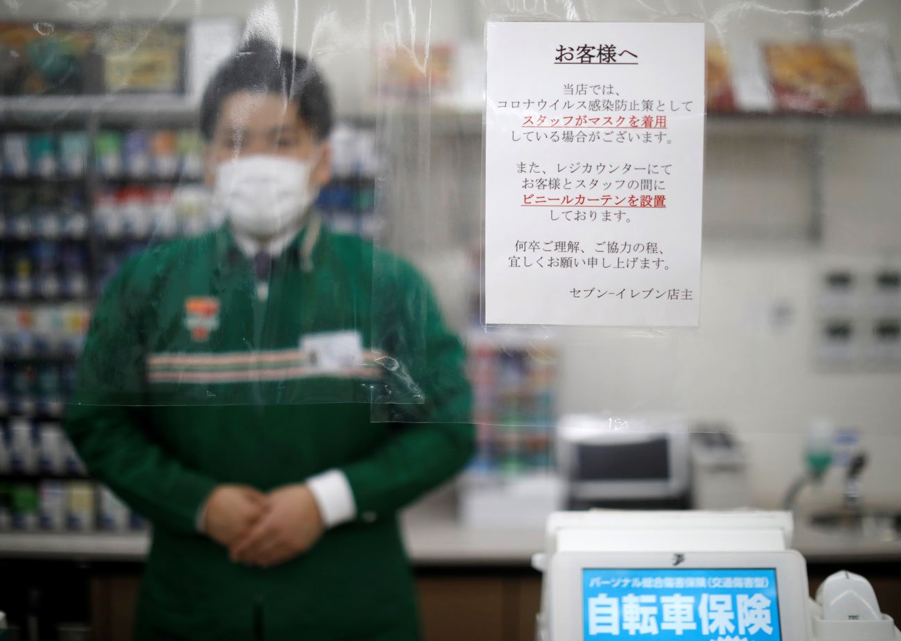 セブンのレジ前に設置された「コロナシールド」