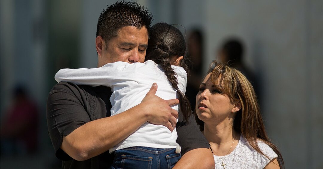 2017年4月10日、米カリフォルニア州サンバーナディーノ郡で起きた学校での銃乱射事件後、子どもと再会する両親