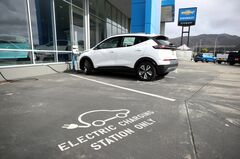 米EV優遇税制案、環境より労組優先とテスラやトヨタ反発