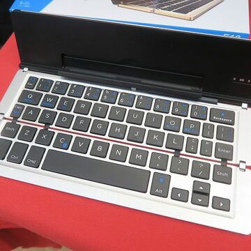 ペンケース大の三つ折りBluetoothキーボードはスマホスタンド付き