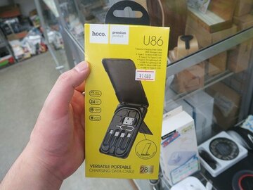 カードサイズに充電ケーブル全部入り　6機能を収めたマルチツール