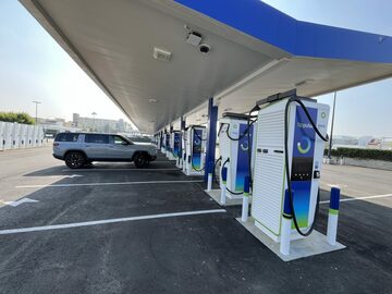 EVで米両海岸をドライブ旅行　電池切れの心配なし
