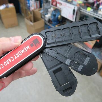 人前で出せる!? アーミーナイフのようなSIMカード＆microSDケース