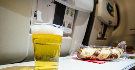 飛行機で「酒を飲んで寝ている人」の体に起きている重大な健康リスク【最新研究】