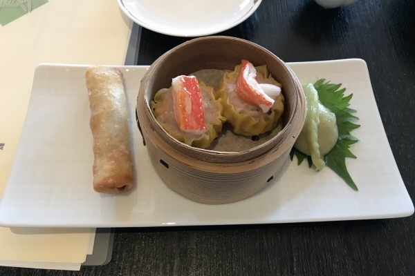 本日の飲茶とアボカドの小籠包と揚げ北京ダック