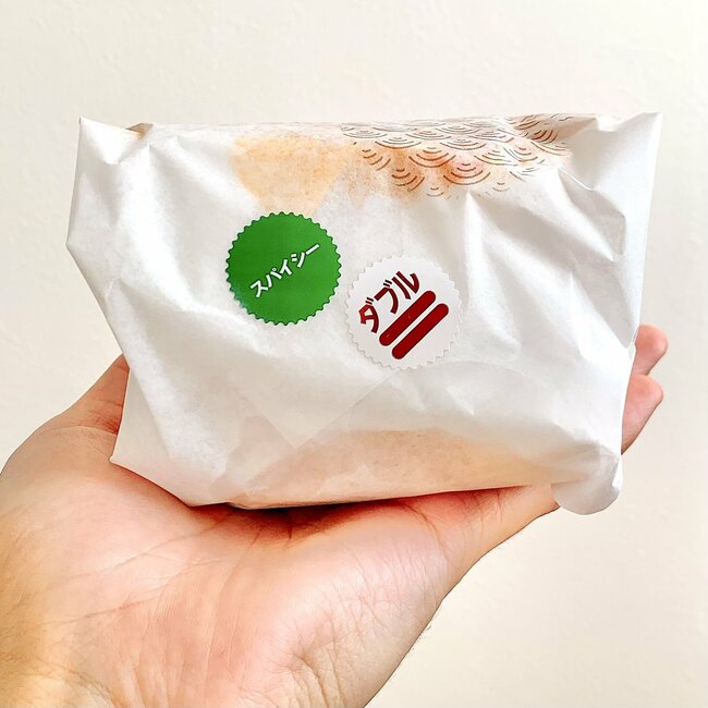 「30回くらい食べたい」モスバーガーの“やりすぎメニュー”厚みと重さがハンパない！「全部乗せ感大好き」「1番好きなメニュー」《実食レビュー》