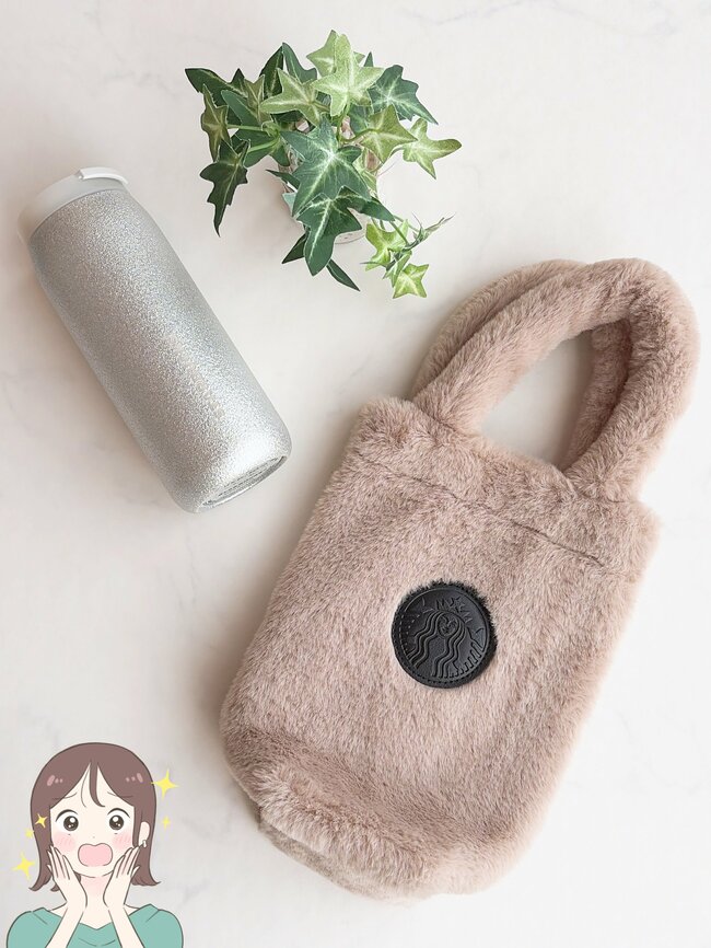 「こんなん見たら買うしかないやろ」スタバの“ボトルみたいなショルダーバッグ”が可愛すぎる…!「2店舗目でGETできました」「街で見かけたら思わず二度見しちゃう」