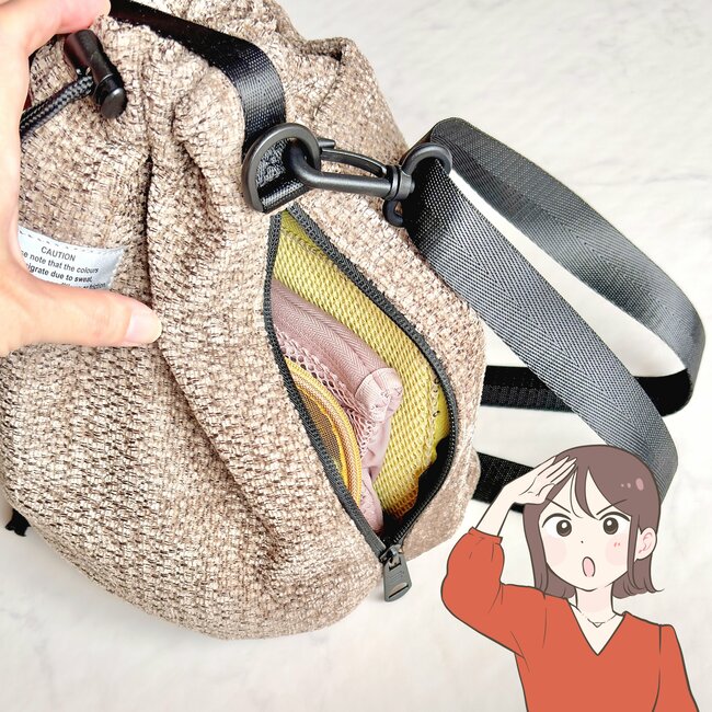500mlペットボトルや長財布がすっぽり!3COINSの“財布が出しやすいバッグ”2WAYで使えて天才すぎる!《購入レビュー》