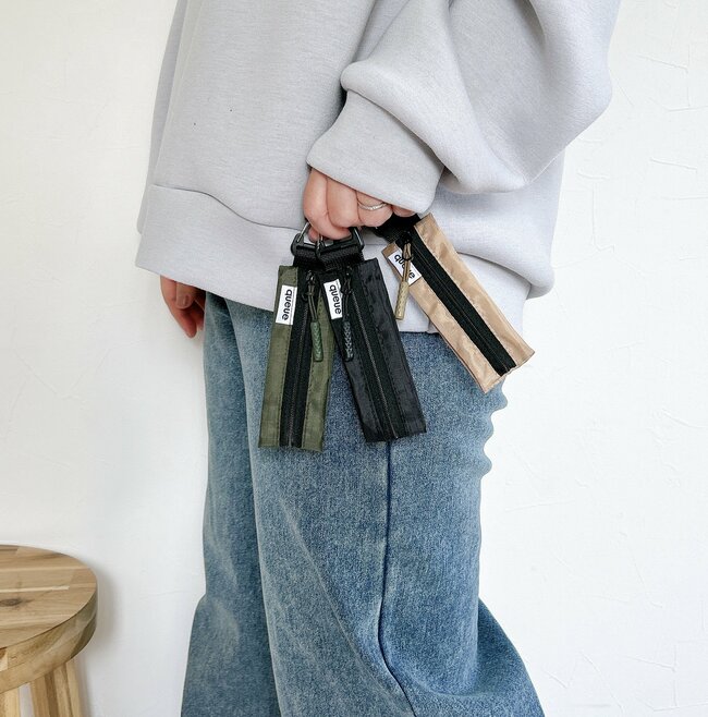 ミニ財布はこれでいいじゃん…!セリアの「スリムすぎるポーチ」小銭がたっぷり入るし、ガバッと開いて使いやすい!