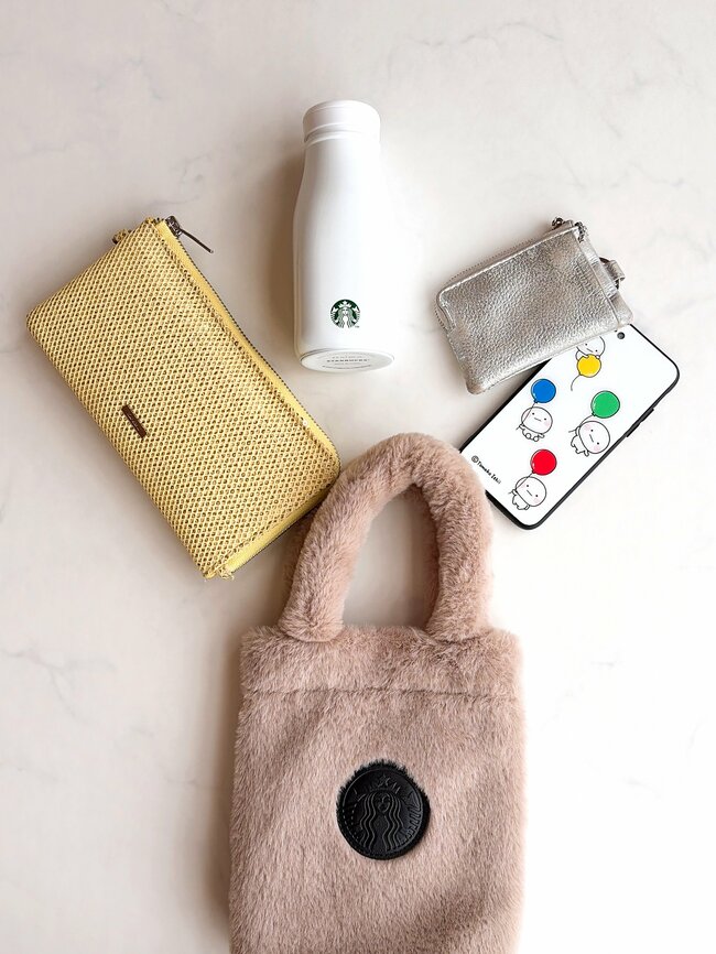 「こんなん見たら買うしかないやろ」スタバの“ボトルみたいなショルダーバッグ”が可愛すぎる…!「2店舗目でGETできました」「街で見かけたら思わず二度見しちゃう」