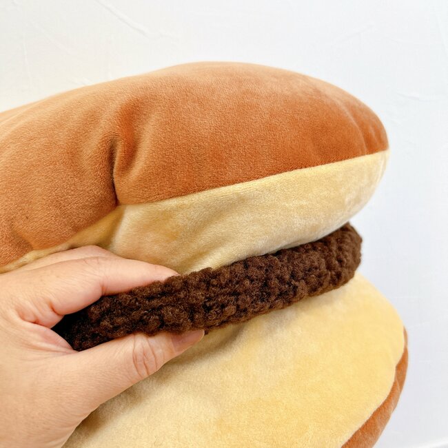 ニトリさん、またやってくれたな!モッチモチの「どらやきクッション」が衝撃的すぎる…!