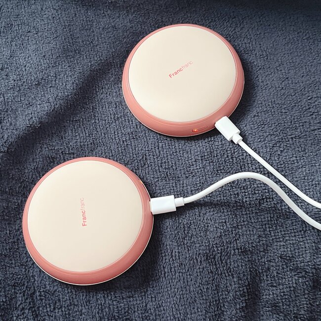 「真冬のディズニーで大活躍！」フランフランの“繰り返し使えるカイロ”マカロンみたいな形が可愛い！「思っていた以上に温かい」「両ポケットに分けて入れられる」