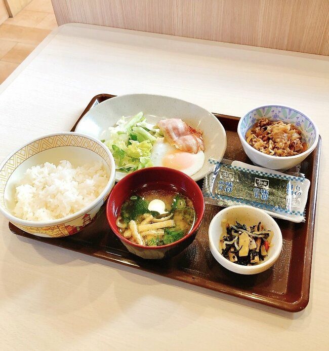 「コスパ最強ですよ」「やっぱりこれが一番好き」すき家の“570円モーニング”おかずたっぷりでボリューム満点!「こういうのでいいんですよ」