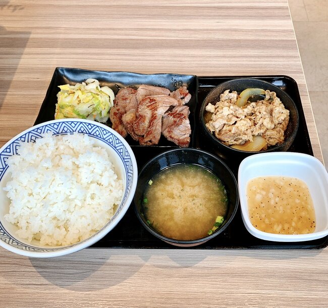 「肉多すぎてワロタ」「お腹ぱんぱん」吉野家の“よくばりすぎるメニュー”ご飯おかわり自由なのが嬉しい!「とんでもなく美味しかった」《実食レビュー》