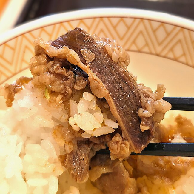 「3食これでいい」「本当においしい！」すき家の“豪快すぎる鍋メニュー”具材がドーンとのってて笑っちゃった！「米が進む」