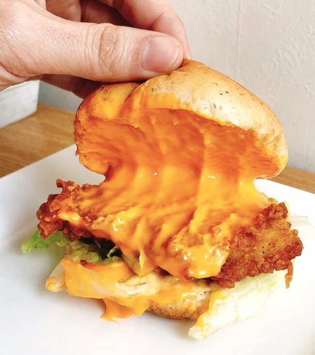 「笑っちゃうくらいチーズたっぷり」「どう見てもキャパオーバーだろ」ケンタッキーの“チーズにおぼれるバーガー”背徳感がスゴすぎる！「チーズの量どうなってんだこれ」