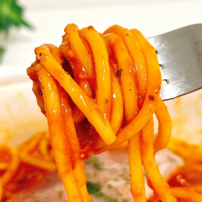 「ボリュームあるのにお得」「夫のお気に入り」ファミマの“500g超え特盛パスタ”でお腹はち切れそう…！「ガーリック効きすぎや」