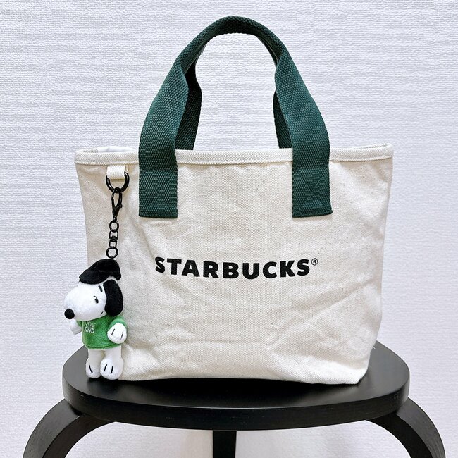 中でペットボトルが倒れない！スターバックスの“荷物がしっかり入るミニバッグ”が見た目以上の収納力！「使いやすさバツグン」「理想の大きさ」「買って良かった」【購入レビュー】