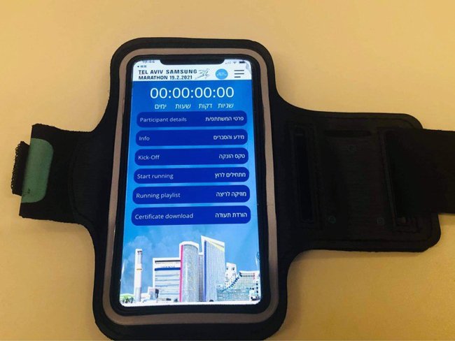 スマホを腕につけて走ることで、走行距離を計測できる