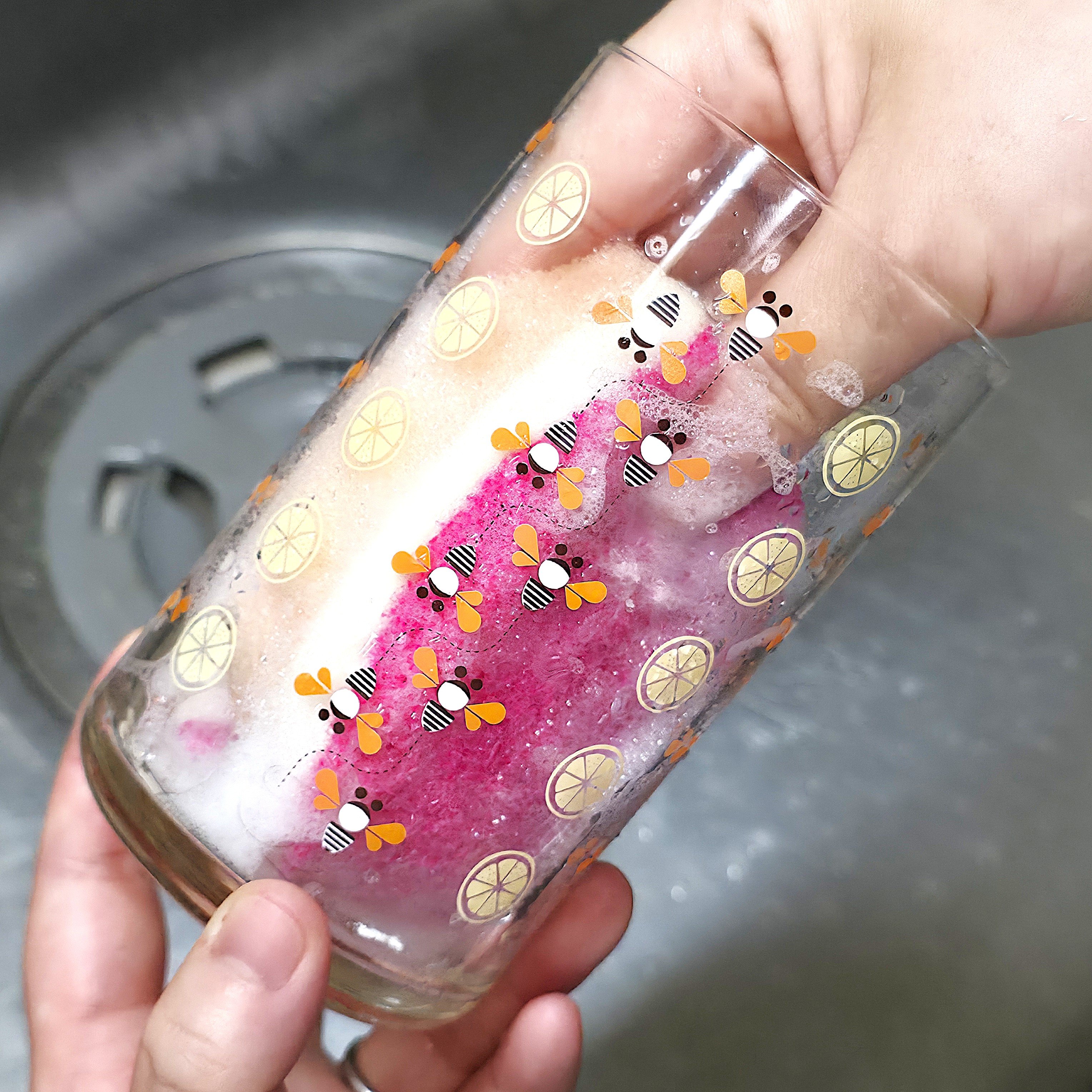 昭和感がたまらない…！ダイソーで見つけた“レトロかわいいグラス”素敵すぎて全種類揃えたくなる！【購入レビュー】