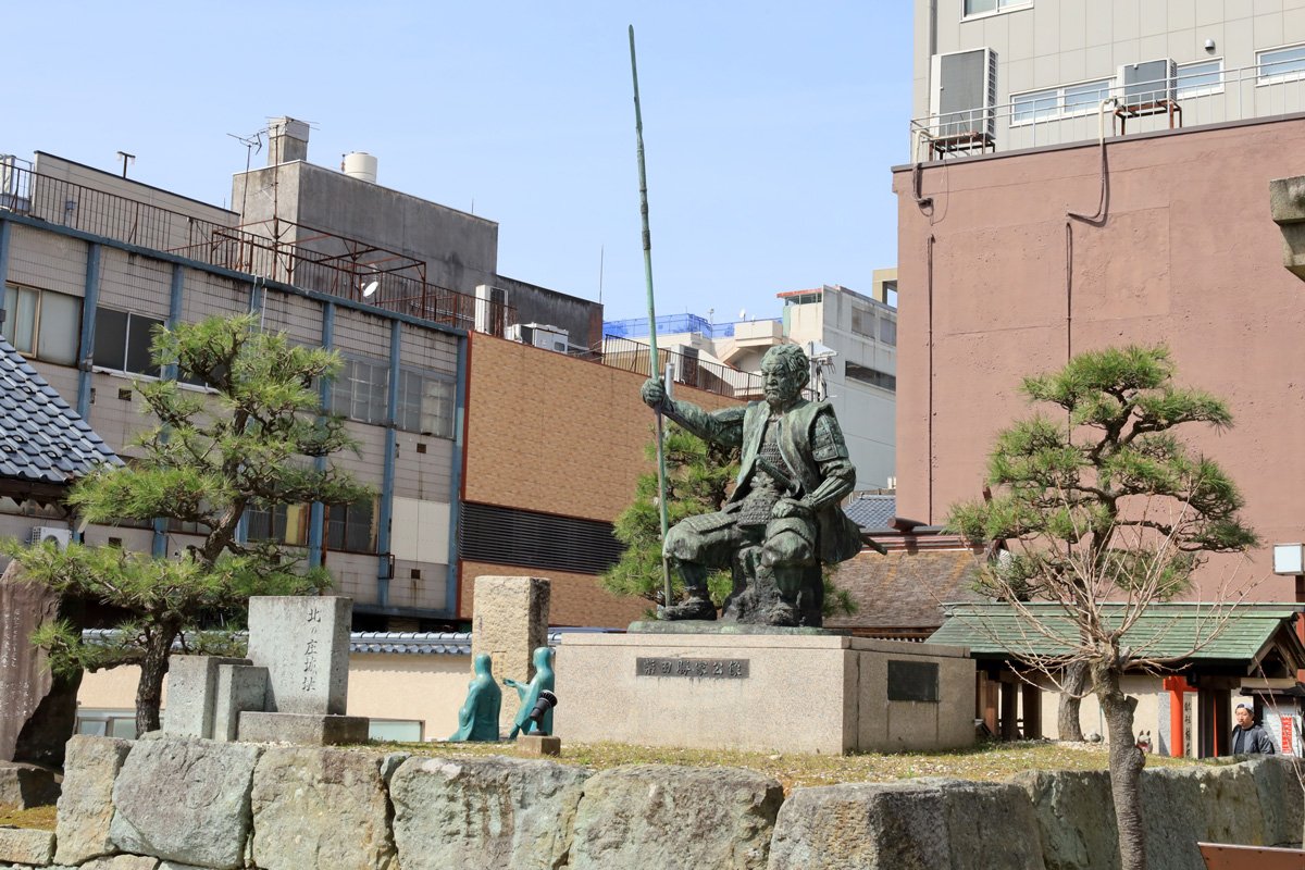 北庄城に立つ柴田勝家公像