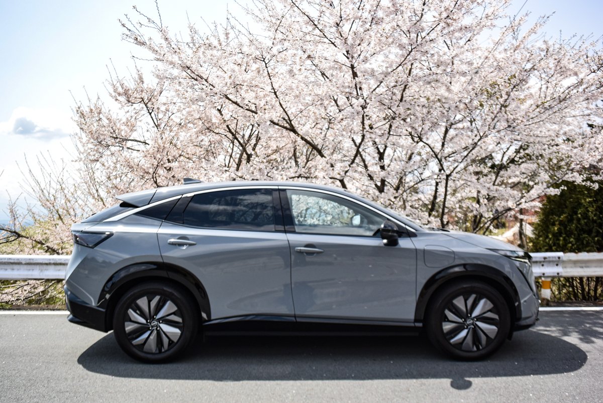 日産アリアB6のサイドビュー