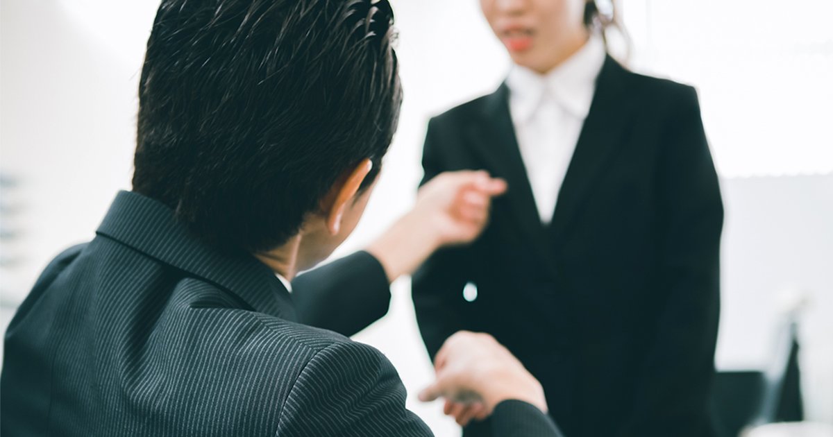 怒る上司とその部下
