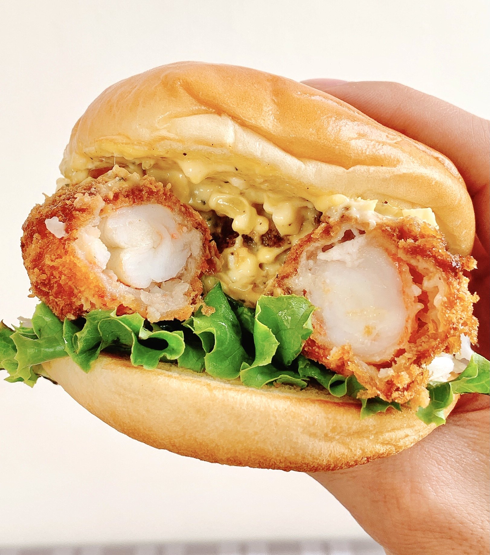 「モスの最高傑作だと思ってる」「美味すぎて飛ぶ」モスバーガーの“贅沢すぎるメニュー”最後まで感動しっぱなしの一品でした！「超ボリューミー」