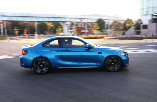 スポーツカーが欲しいけれど家族が……<br />そんなジレンマを解決するBMW M2クーペ