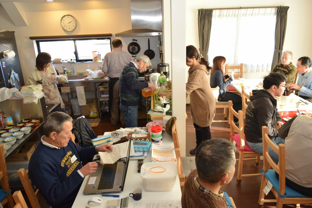 認知症の人や家族の暮らしに知恵を出し合う場「認知症カフェ」とは