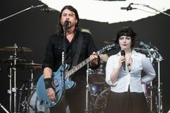 ロックスターの最新トレンド、わが子と共演