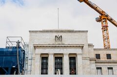 FRB、金利据え置き　利下げへの門戸広げる